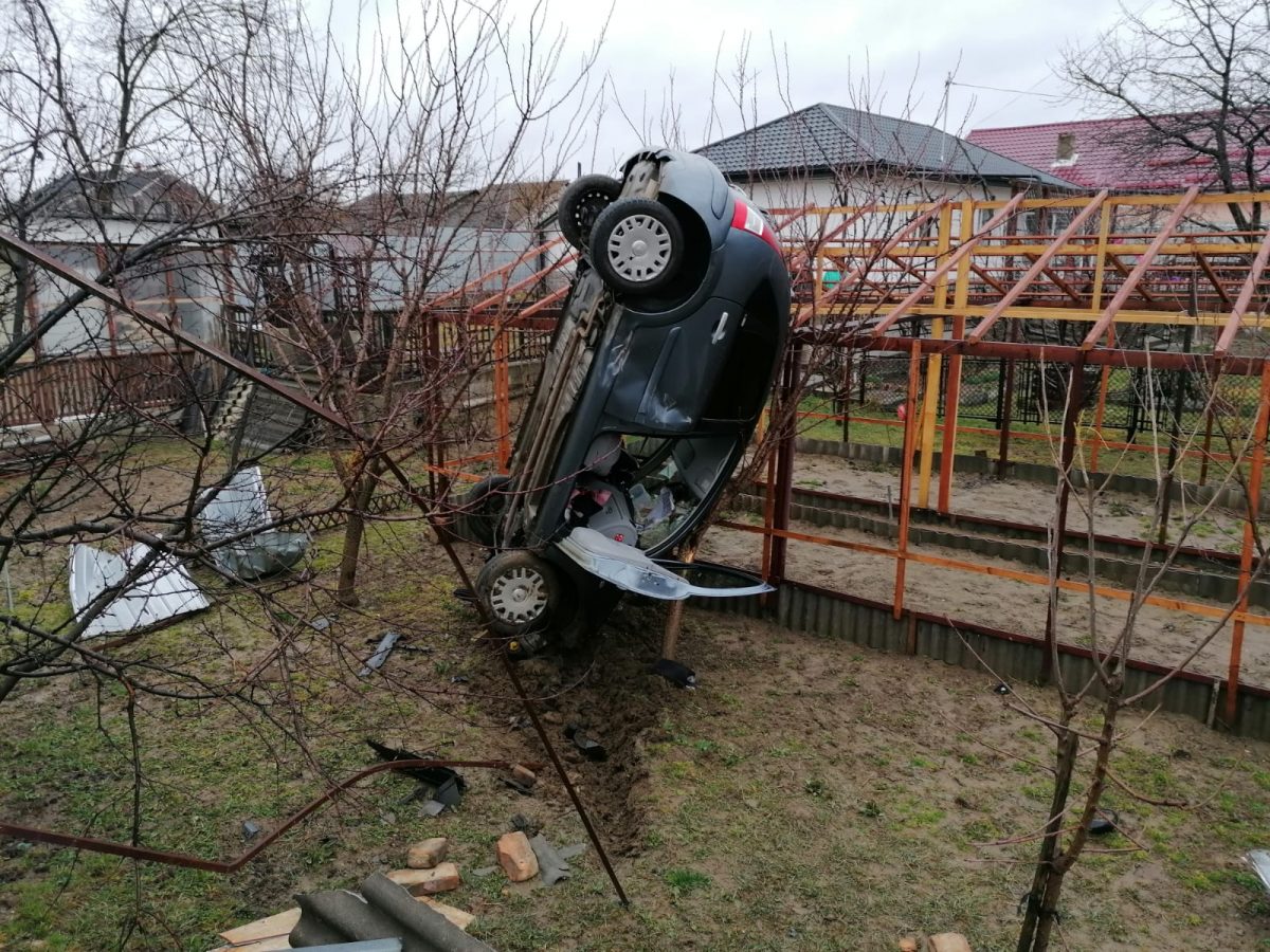 Cascadorie fără voie în Bacău. O mașină s-a înfipt în pământ după un accident