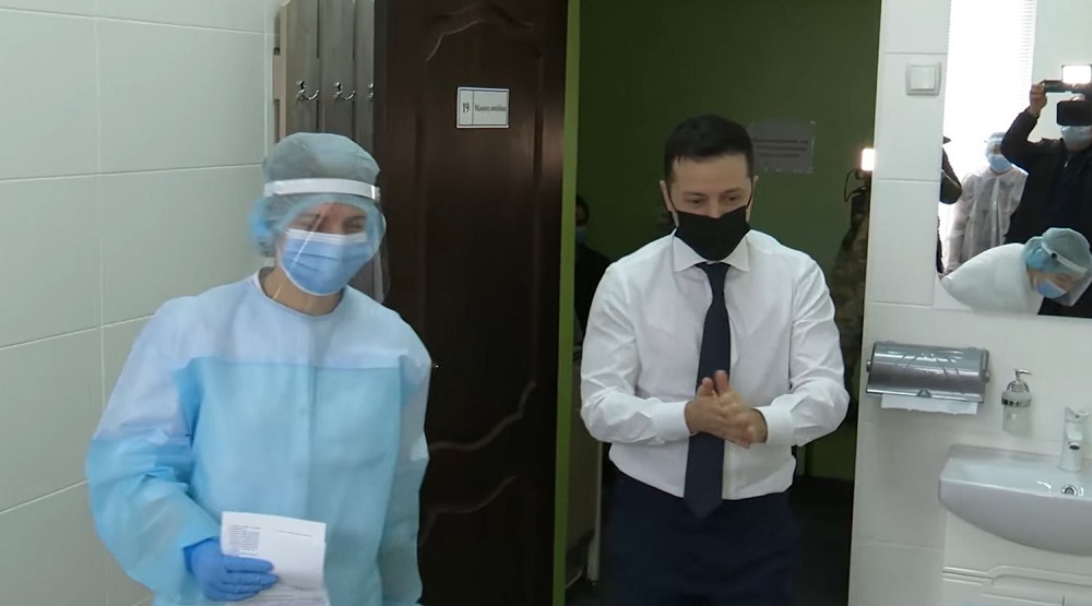Președintele Ucrainei a dus “moda vaccinării” la un al nivel! Volodimir Zelenski s-a imunizat anti-COVID dezbrăcat la bustul gol | VIDEO