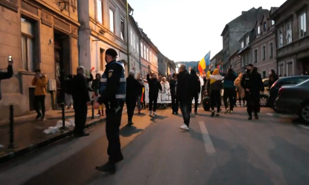 Imaginile zilei vine de la Brașov. Un bolnav de COVID, cu masca de oxigen pe față, privește pe geam protestele din stradă. FOTO