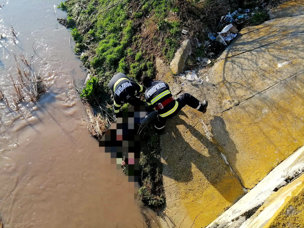 Bătrân înecat în râul Tecuci. Oamenii i-au văzut hainele pe mal și au sunat la 112