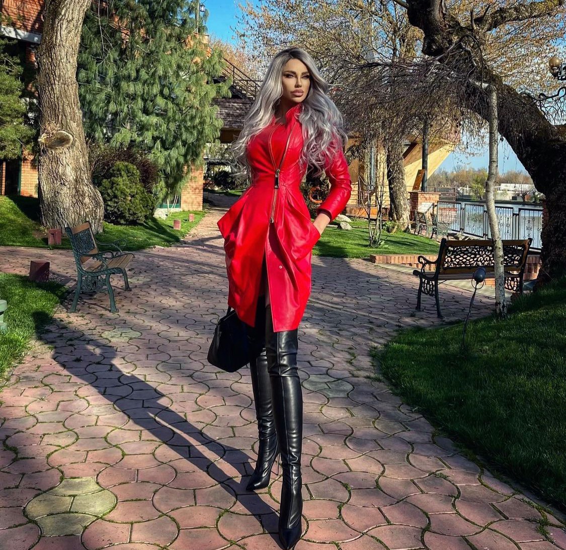 Bianca Drăgușanu, ironizată pe internet, după ce a postat o fotografie „dubioasă” cu ea „Are șoldul dislocat?”