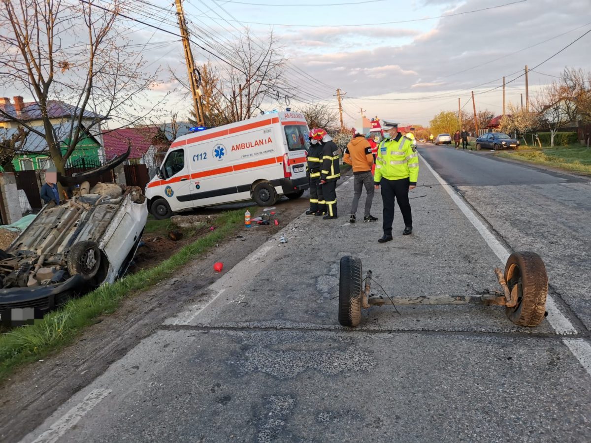 Accident grav în Argeș. Un șofer cu permisul suspendat s-a izbit cu mașina de un alt autoturism, apoi a ricoșat într-un pod și s-a răsturnat