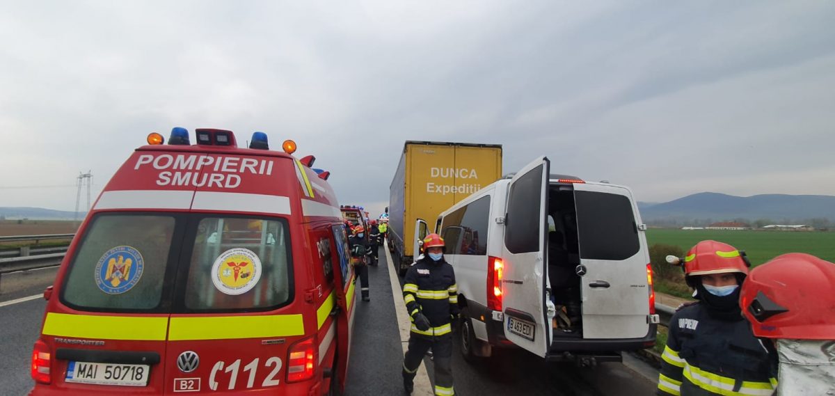 Opt persoane aflate într-o dubă, implicate într-un accident pe A1, în județul Sebeș. FOTO