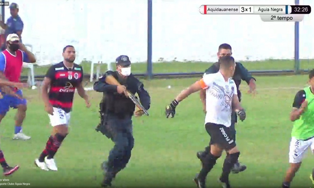 Meci de fotbal cu focuri de armă, în Brazilia. Un jucător, alergat de poliție pe teren. VIDEO