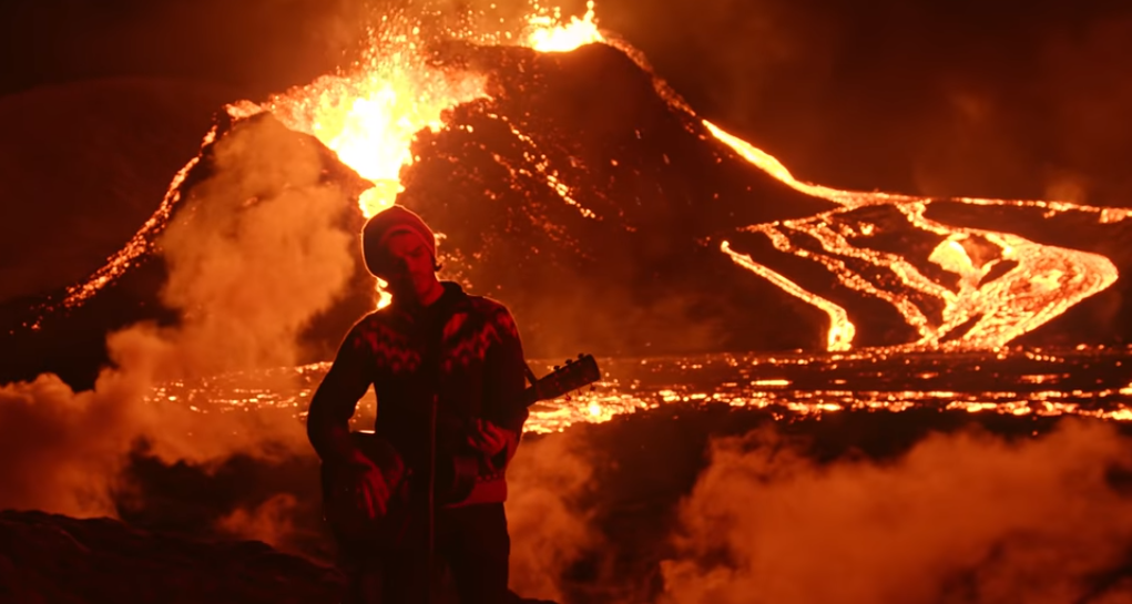 Videoclip inedit! O trupă rock a cântat în fața unui vulcan care erupe. „A fost foarte provocator și a fost dificil de realizat”