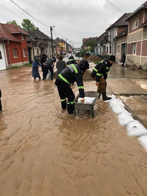 Cod roșu de inundații în Bihor. Oamenii sunt disperați, au pus în jurul caselor ziduri din saci de nisip