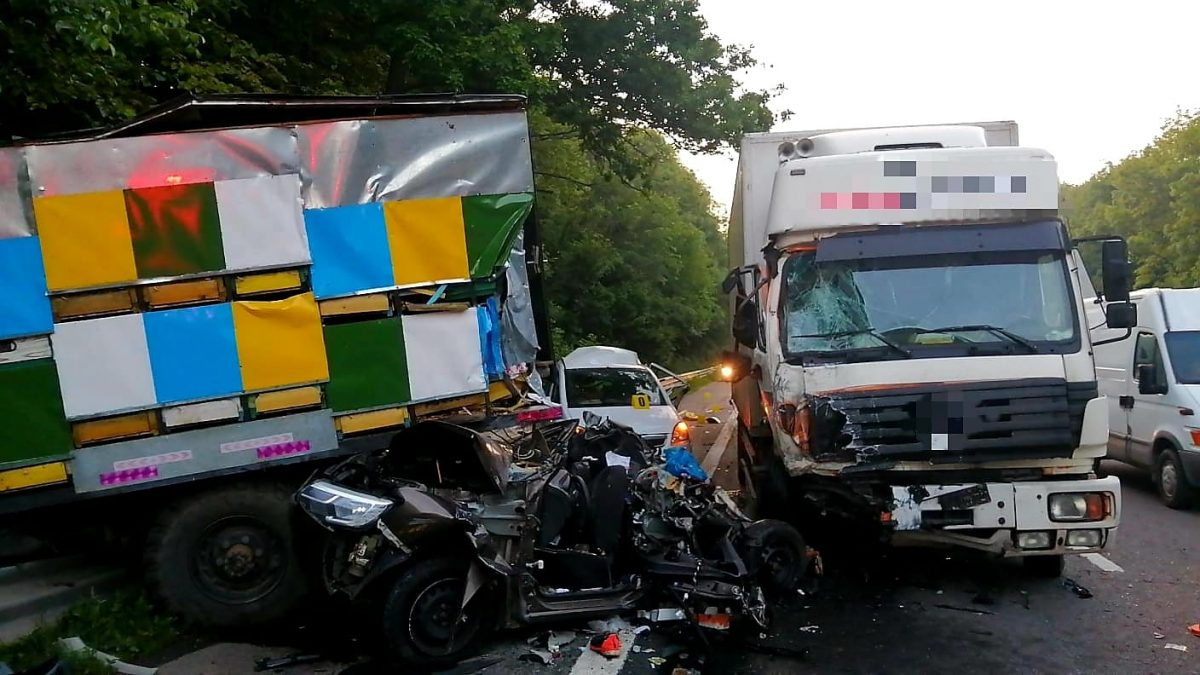 Accident mortal pe A1! Două autoturisme și două camioane s-au ciocnit. Un șofer a decedat pe loc