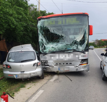 Accident grav în Argeș! Un autobuz a lovit două mașini și a rupt doi stâlpi