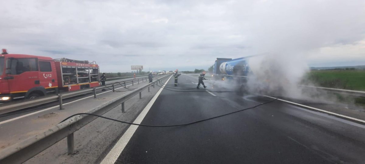 Pericol de explozie pe A1. O cisternă cu benzină și motorină a luat foc| VIDEO