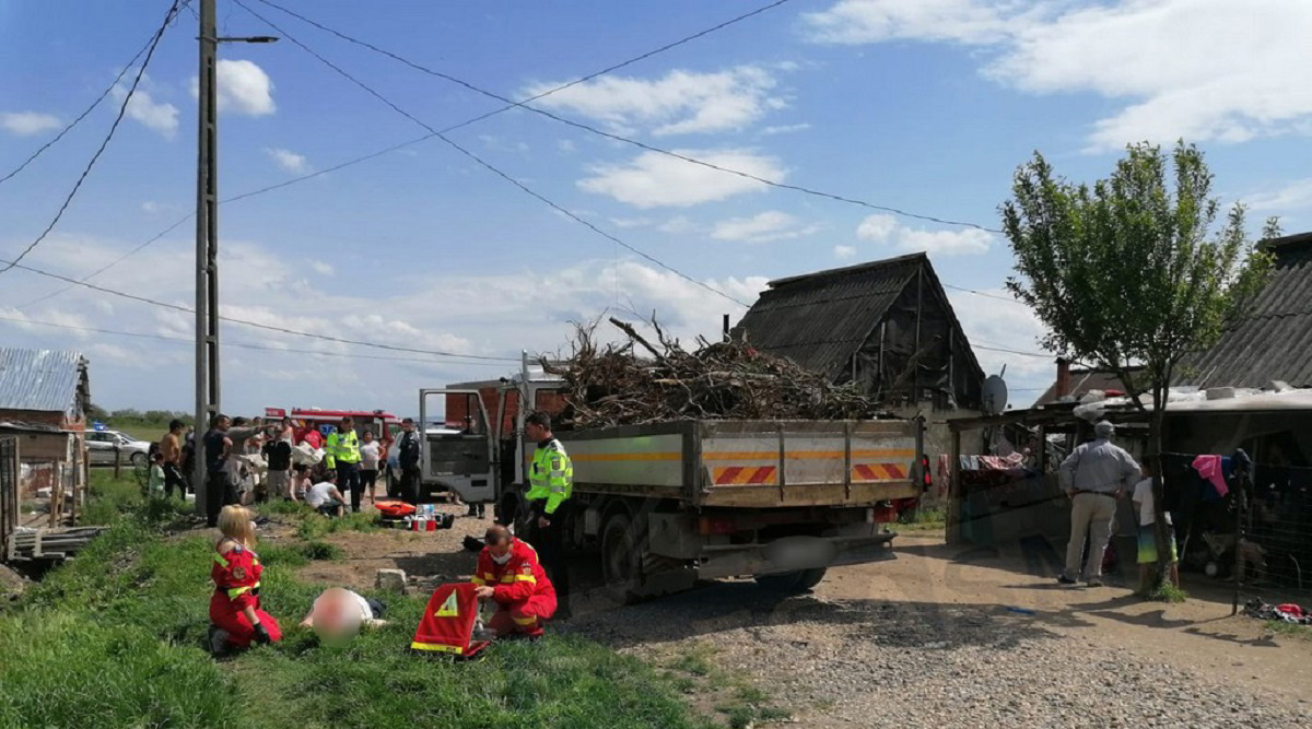 Accident mortal în Satu Mare, unde un băiat de 5 ani a fost spulberat de o autoutilitară. Rudele și vecinii l-au agresat pe șofer