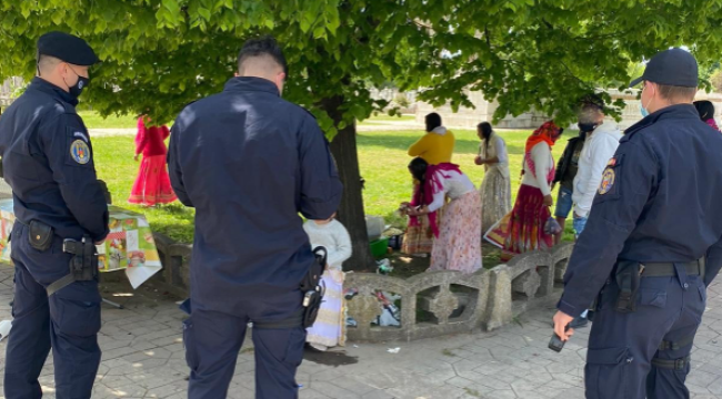 Incredibil! Au întins masa în cimitir. Jandarmii au aplicate mai mute sancțiuni