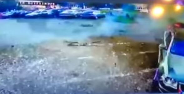 Imagini video cu explozia mașinii de la supermarketul din Arad. Atac terorist? Ce spune SRI