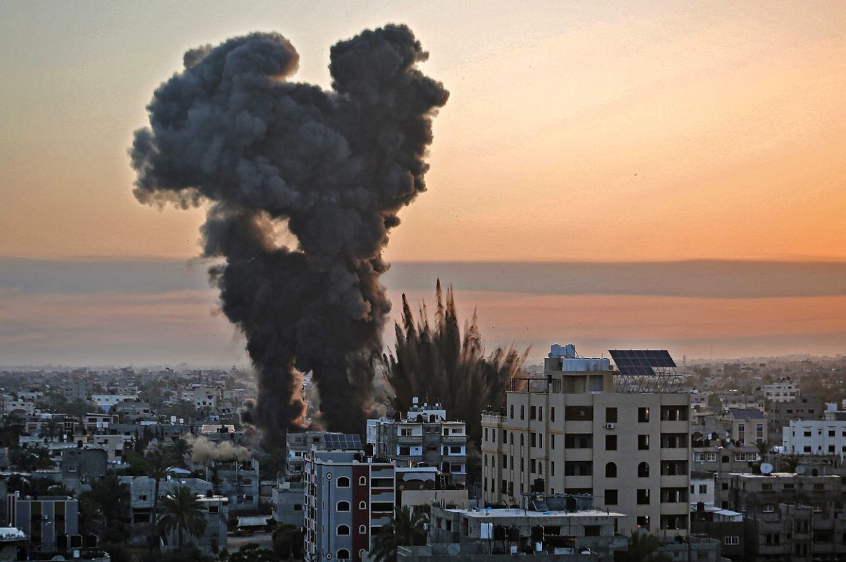 Israelul a pus la pământ, într-un atac, o clădire Hamas cu 10 etaje din Gaza. Palestininenii, riporstă cu o ploaie de rachete asupra Tel Avivului. FOTO&VIDEO