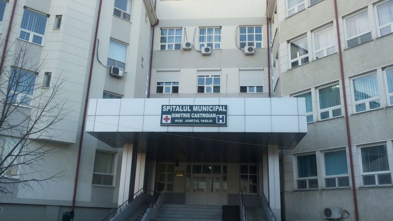 Gest frumos. Bătrânul căruia i s-au furat pantofii la Spitalul Huși, încălțat de manager