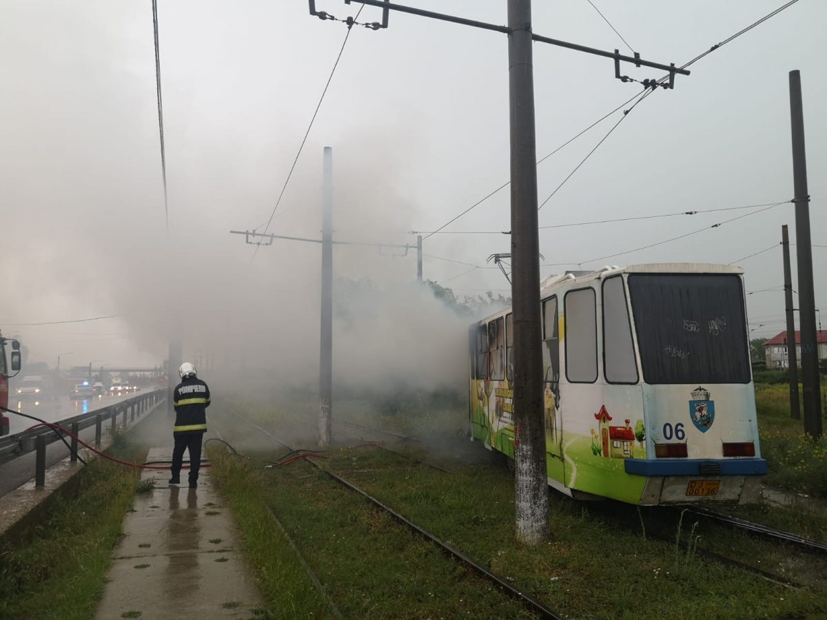 Incident bizar în Craiova! Un tramvai a luat foc după ce a fost lovit de fulger