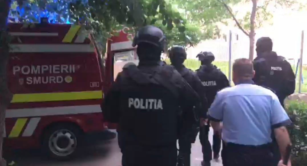 Un bărbat și-a sechestrat soacra și soția. Femeile au fost salvate de polițiștii care au intrat pe geam