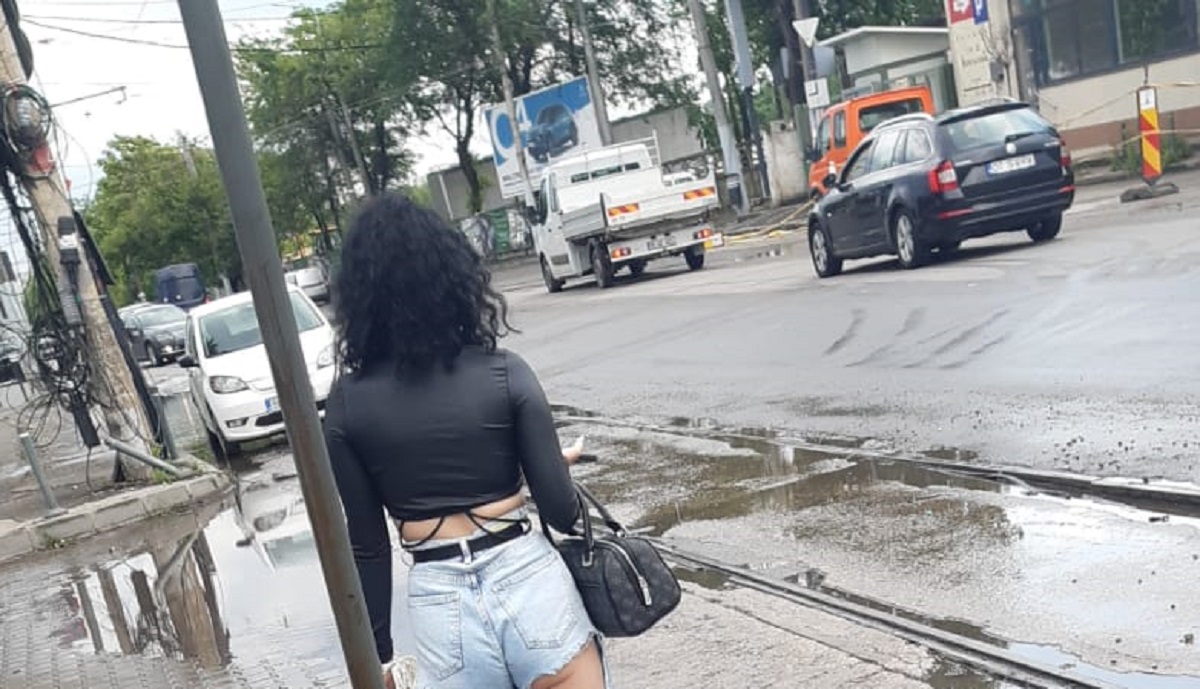 Imagini incredibile. Cum a apărut îmbrăcată o adolescentă, într-o stație de autobuz din București – Un pensionar a privit-o cu dispreț minute în șir. FOTO