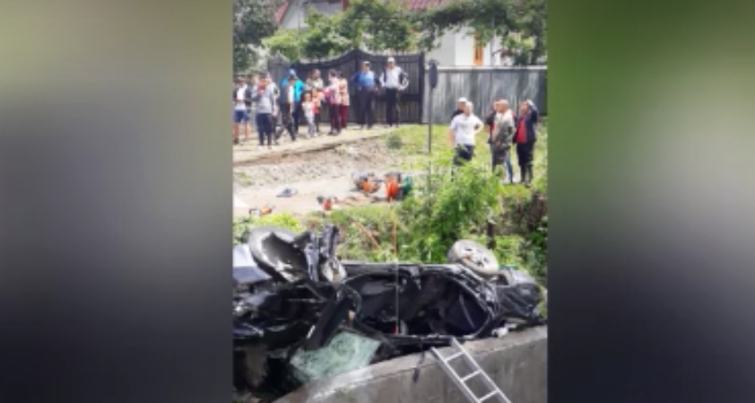 Accident grav în Bacău! O mașină s-a izbit de un parapet. Doi morți și două persoane grav rănite