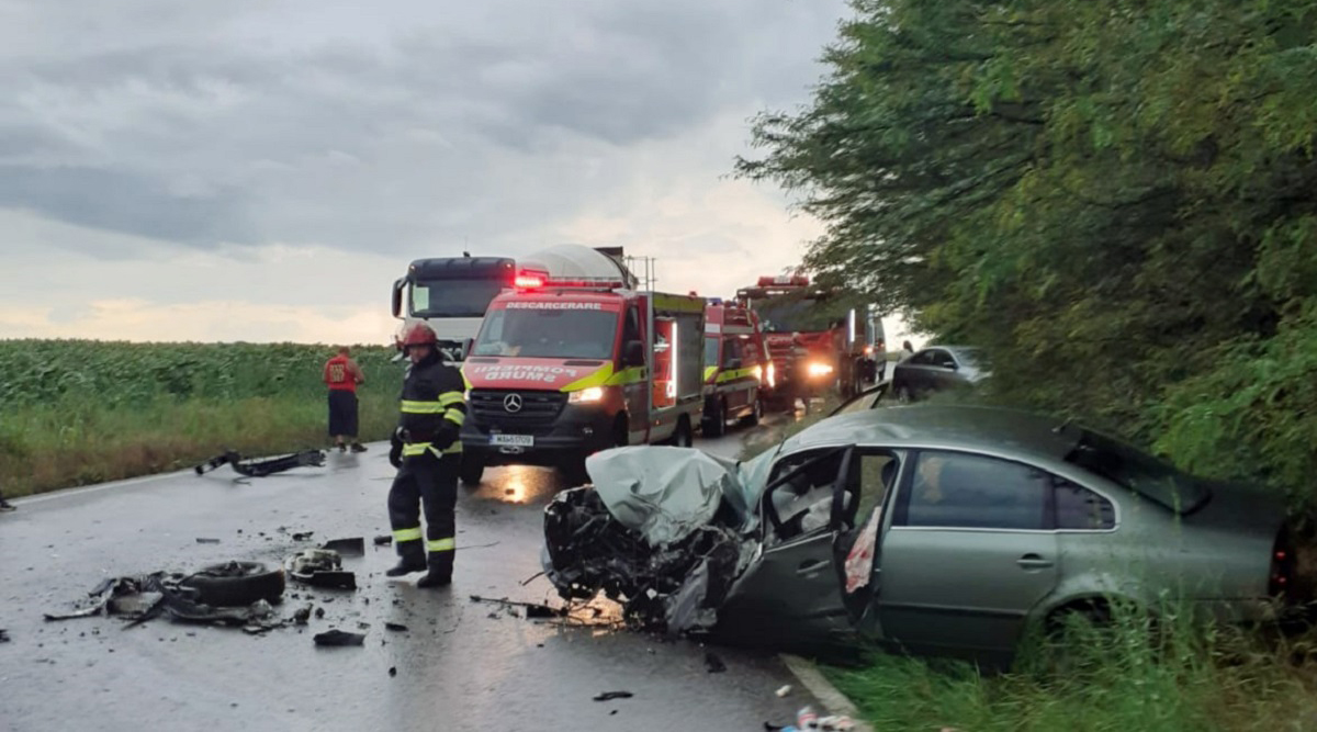 Accident violent în Teleorman. 3 oameni au fost răniți după ce un autoturism s-a izbit de un camion