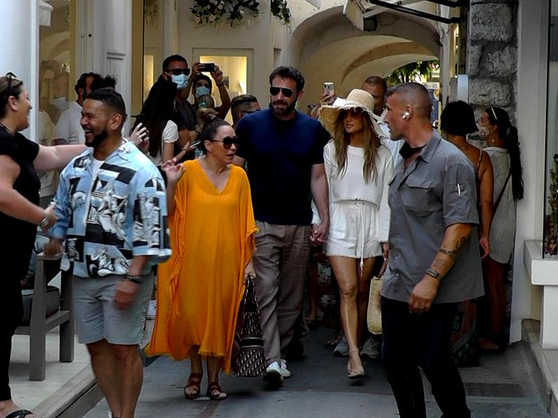 Andreea Marin, surprinsă cu iubitul pe străzile din Capri, alături de Jennifer Lopez și Ben Affleck