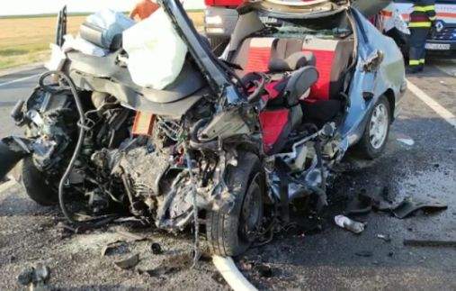 Doi adulți și un copil și-au pierdut viața în urma unui accident grav! Autoturismul în care se aflau s-a izbit de un TIR