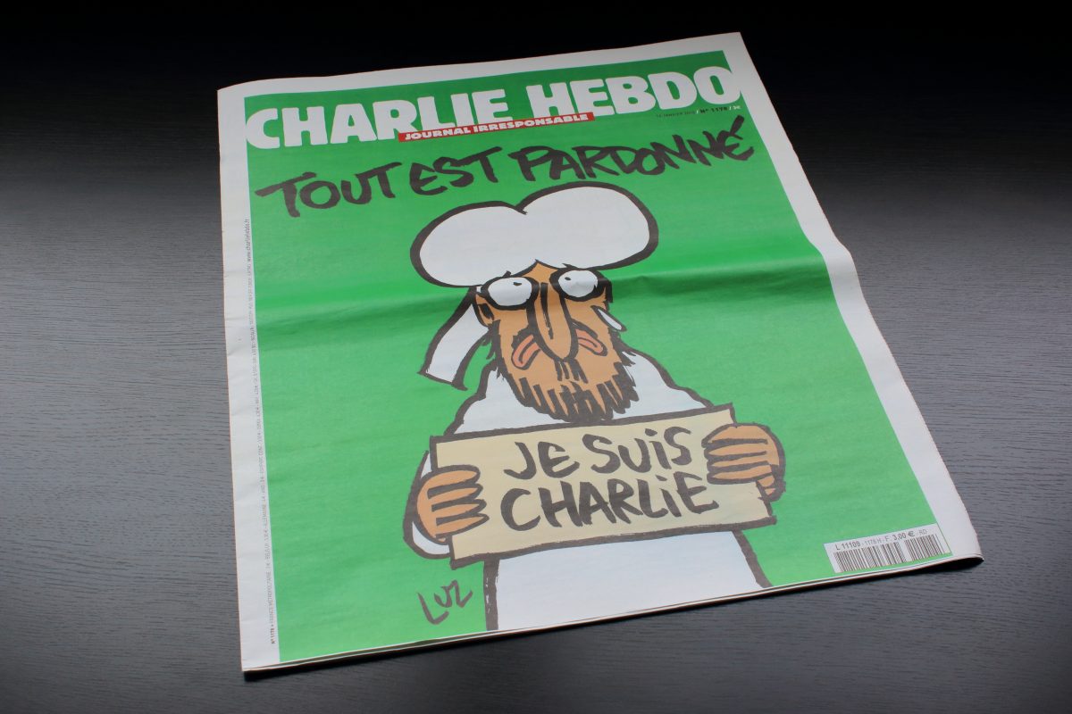 Incident șocant! O femeie, îmbrăcată într-un tricou cu Charlie Hebdo, a fost înjunghiată într-un parc din Londra. Cine este victima atacului. VIDEO