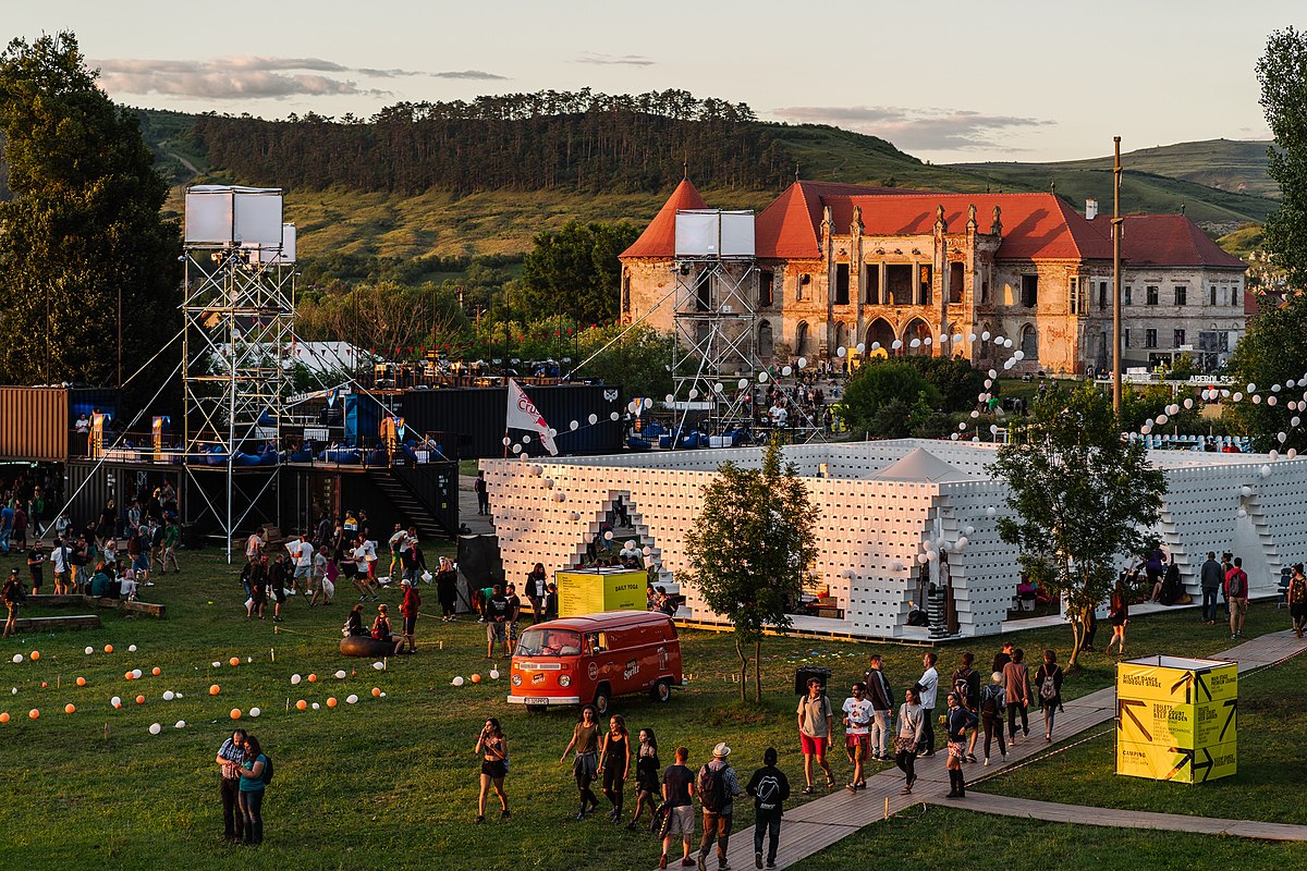 Probleme la festivalul Electric Castle. Jandarmii au depistat consumatori și traficanți de droguri