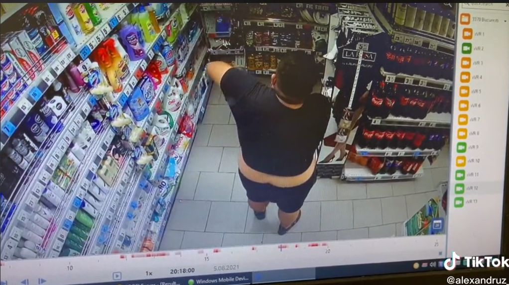 Viral pe Tik Tok. Tânăr, filmat într-un supermarket în timp ce se dă cu deodorat de femei. Ce s-a întâmplat după. VIDEO