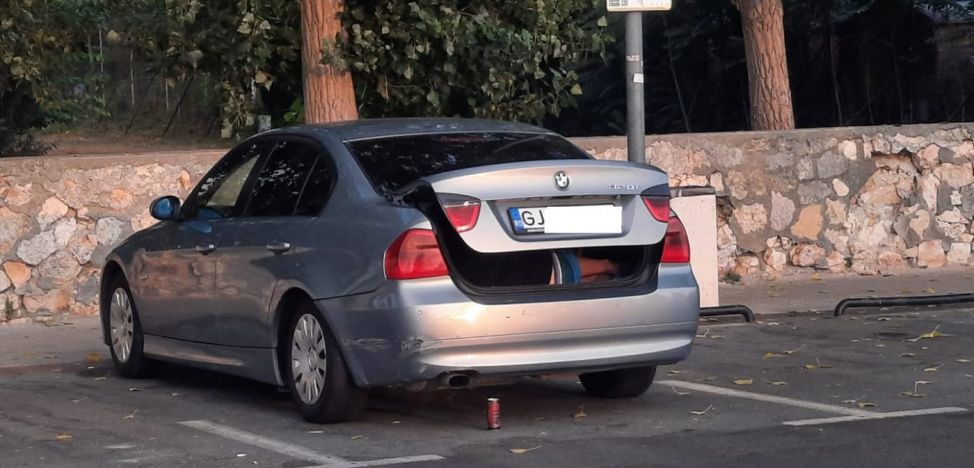 Fenomen periculos la Mamaia, descoperit de poliţişti. Agenţii s-au uitat în portbagajul acestei maşini şi au aflat ce se întâmplă, de fapt, în staţiune