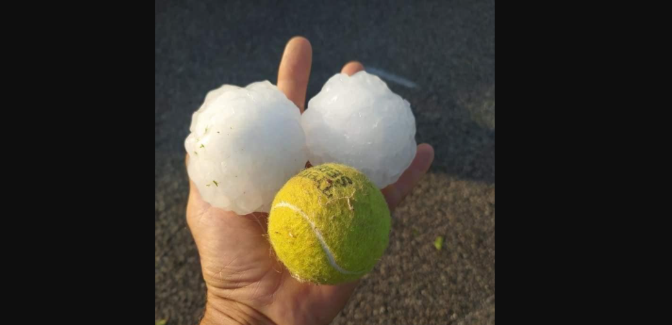 Fenomen extrem! Grindină uriașă, cât mingea de tenis. Bucățile de gheață au făcut pagube serioase