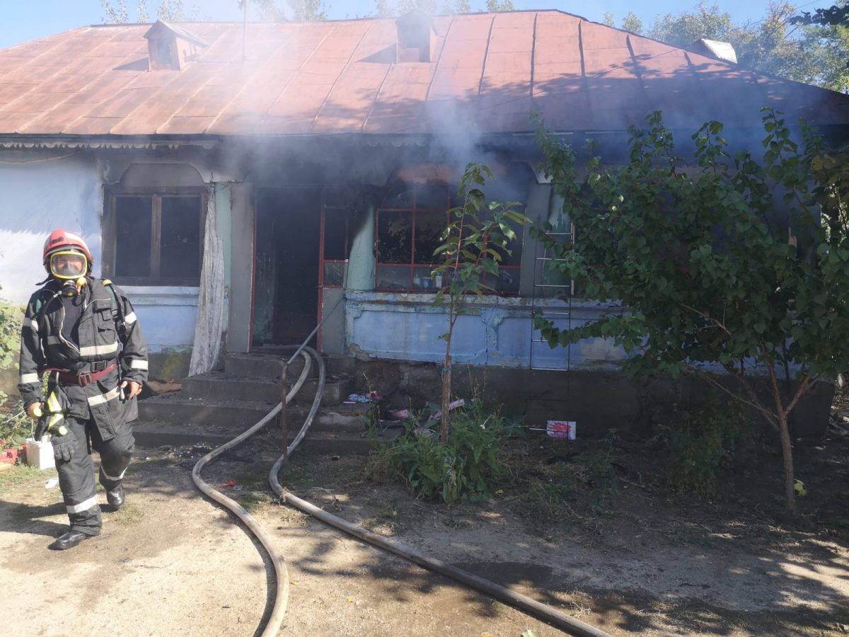 Au vrut să ajute o rudă, dar s-au ales cu locuința în flăcări. Cel pe care îl adăposteau le-a dat foc la casă