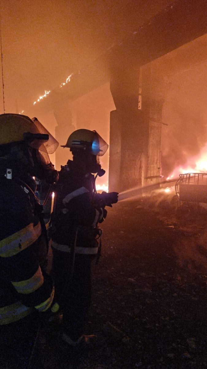 Incendiu de proporții la o fabrică de polistiren din Dâmboviţa. Autoritățile au emis mesaj Ro-Alert