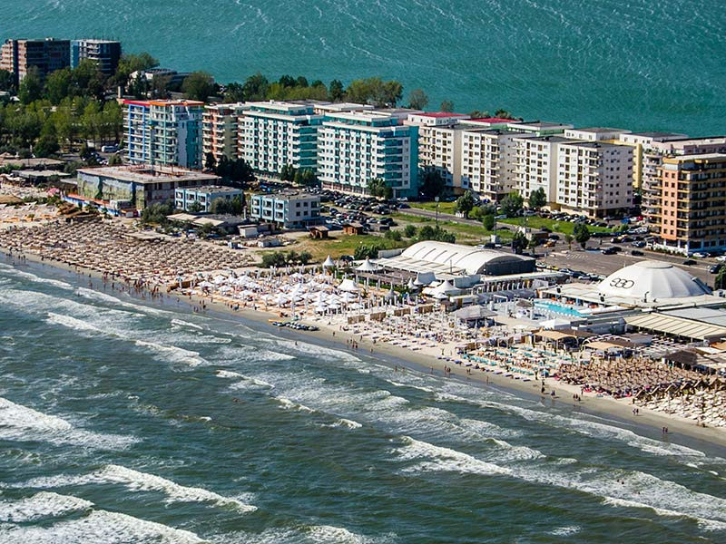 Atenţie, momente scandaloase la Mamaia! Cad scaune și pahare din „cer”! Se aruncă de la balcoanele hotelurile. Oameni răniţi + maşini avariate!