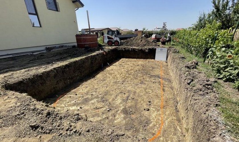 Incredibil! Un român din Dolj a săpat în curte pentru o piscină. Dar, ce a găsit îngropat acolo, l-a şocat! S-a îmbogăţit pe loc!