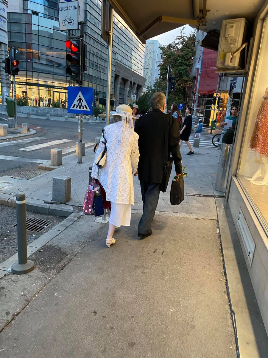 Poveste emoționantă devenită virală pe internet! Doi bătrâni pe Calea Victoriei țindu-se de mână „Unde vrei să mergem, iubita mea?”