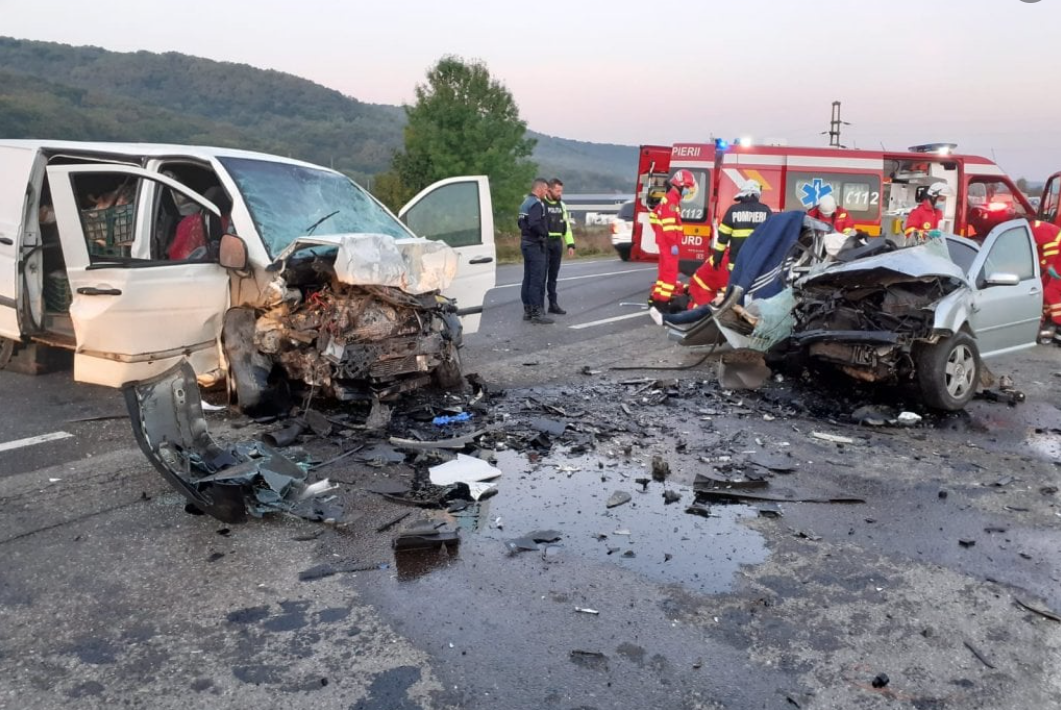 Un tânăr de 21 de ani a provocat un accident mortal în județul Cluj. Doi bărbați au murit în urma impactului violent