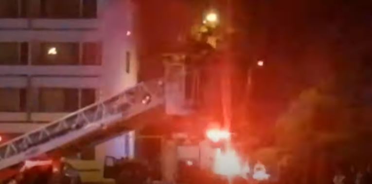 Incendiu puternic la un hotel din Eforie Sud. 80 de turiști au fost evacuați | VIDEO