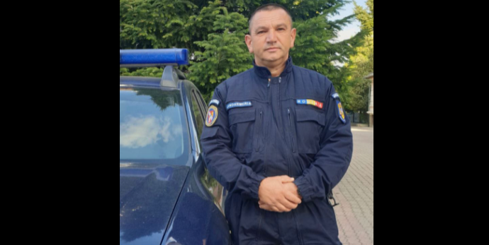 El este polițistul-erou care a salvat trei oameni dintr-un autoturism cuprins de flăcări! Marian se afla în timpul liber, dar a intervenit imediat