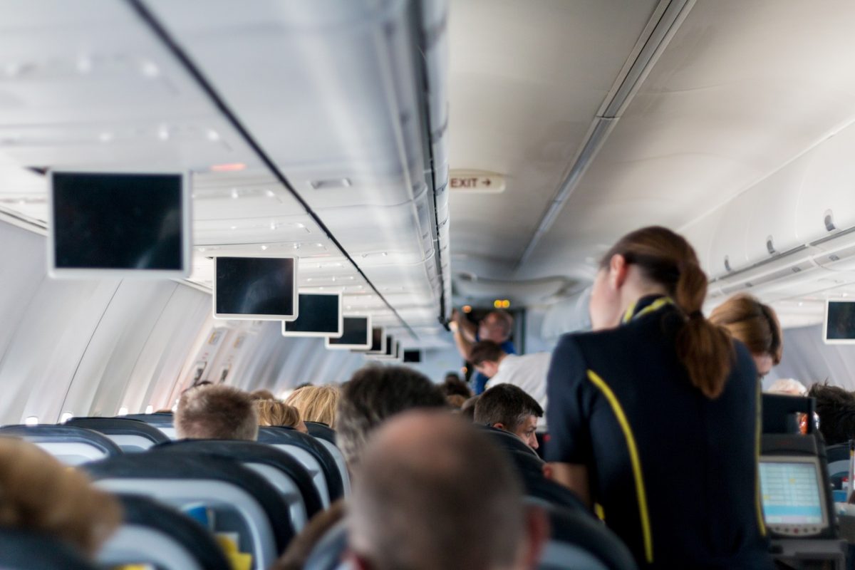 O stewardesă a dezvăluit secretul! În avion se folosește un limbaj codat pentru a discuta despre pasageri fără ca aceștia să știe