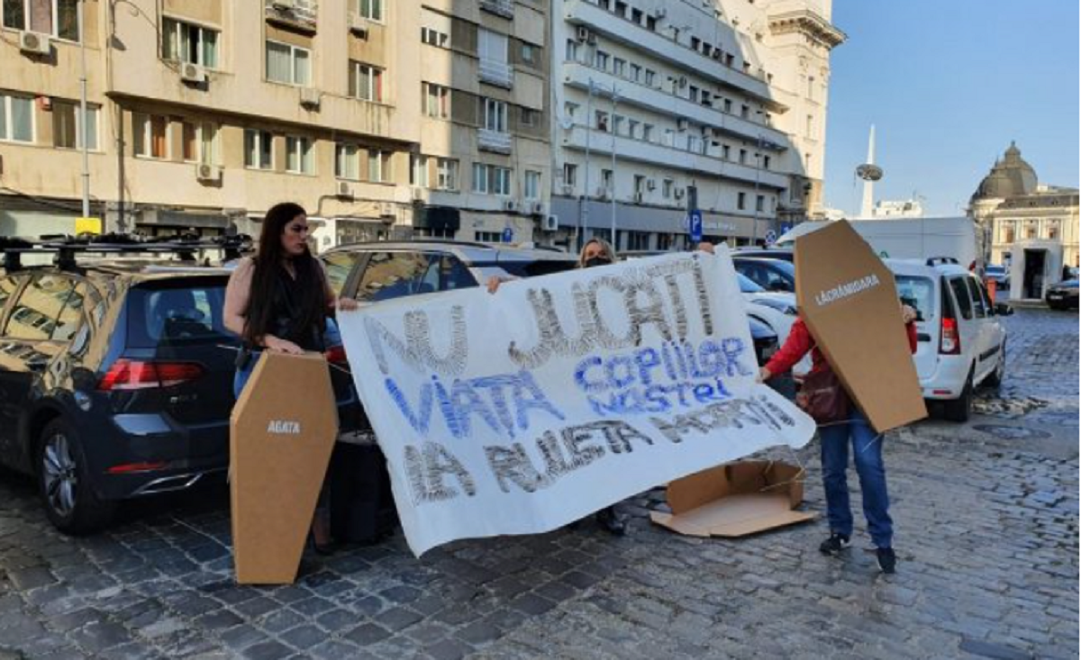 Protest cu sicrie din carton pentru copii în fața Ministerului Sănătății! Părinții sunt disperați: ”Nu jucați viața copiilor…”