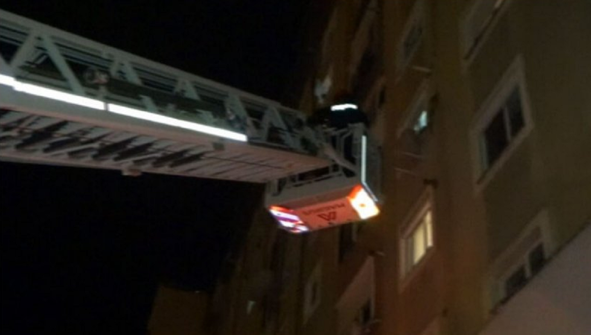 O bunică a fost salvată de pompieri după ce a fost închisă pe balcon de nepoțica de doi ani