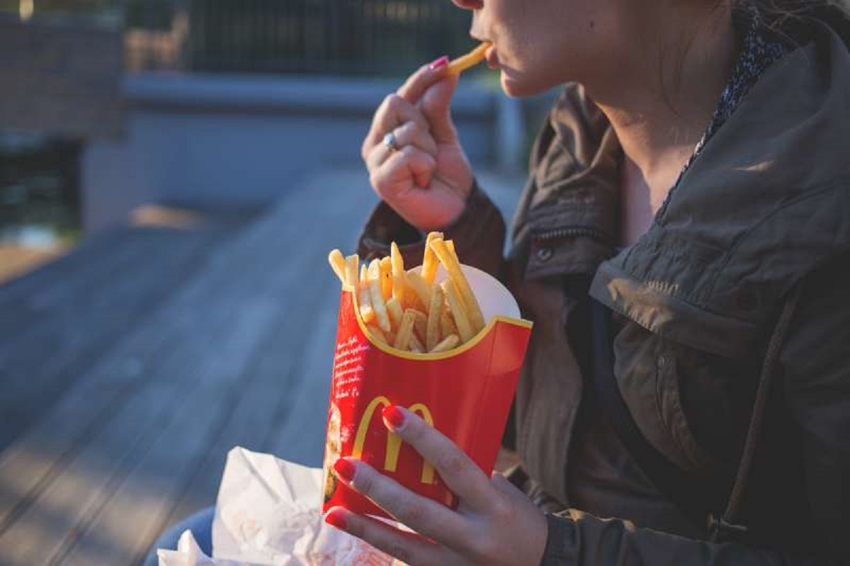 Un angajat Mc Donald’s dezvăluie ce se întâmplă în bucătărie, atunci când clienții ”nepoliticoși” cer cartofi prăjiți proaspeți