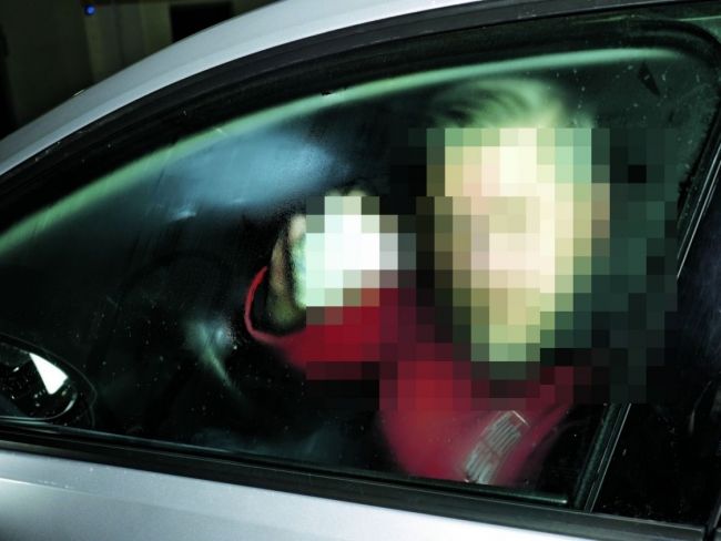 Ce-au găsit polițiștii într-o mașină cu geamuri aburite, parcată în Centrul Vechi din Botoșani