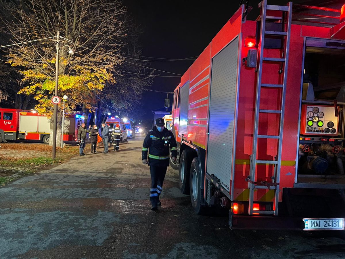 Incendiu puternic pe Șoseaua Nordului! Pompierii intervin de urgență, dar există riscul ca flăcările să se extindă la clădirile învecinate