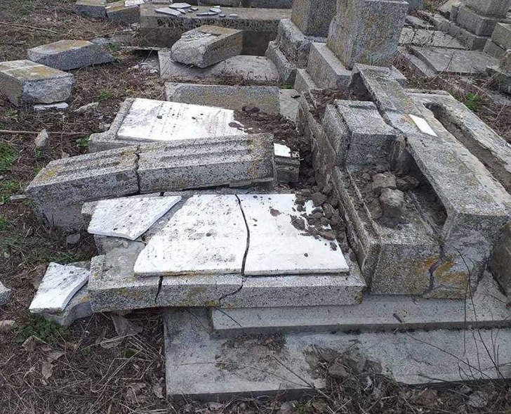 Cei trei tineri care au devastat cimitirul evreilor din Huși au fost trimiși în judecată. Ce sancțiune o să primească minorii