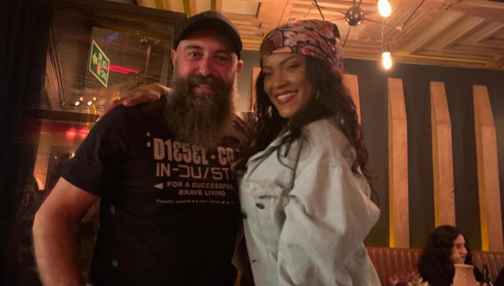 Rihanna s-a încurcat în… bărbați. Ce greșeală a făcut frumoasa artistă la un restaurant din Turcia