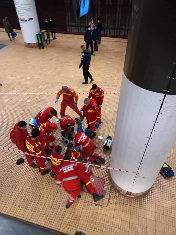 Un bărbat a murit la metrou, stația Unirii. Echipajul SMURD s-a chinuit să-l resusciteze