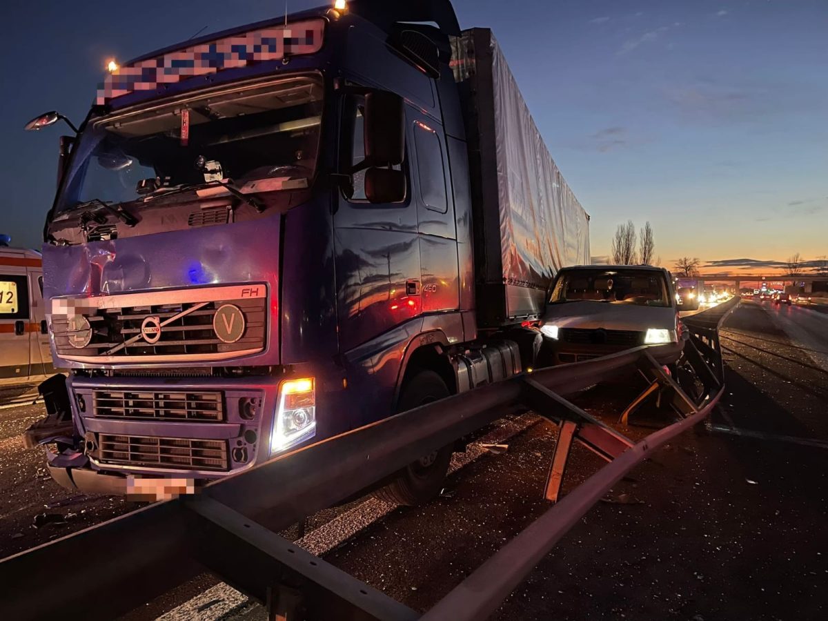 Accident grav pe A1. Impact între un tir şi trei maşini. Un bărbat a rămas încarcerat inconştient