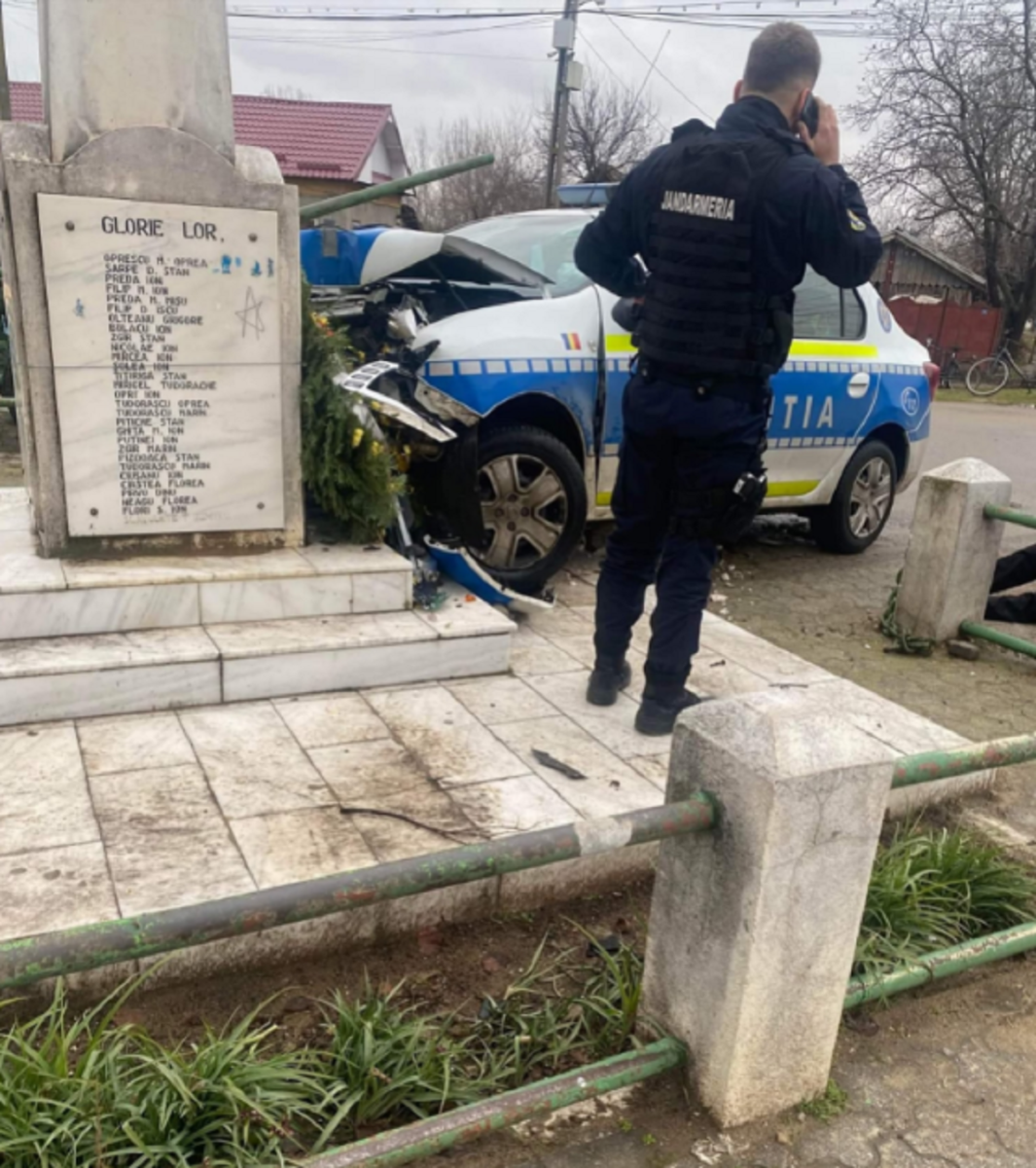 Accident spectaculos în Dolj! Un poliţist a intrat cu autospeciala în ….Monumentul Eroilor