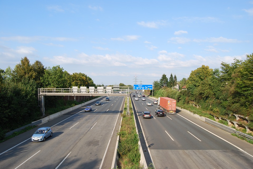 Doi români beți, împingeau mașina pe autostradă în Germania. Aceștia au rămas fără benzină